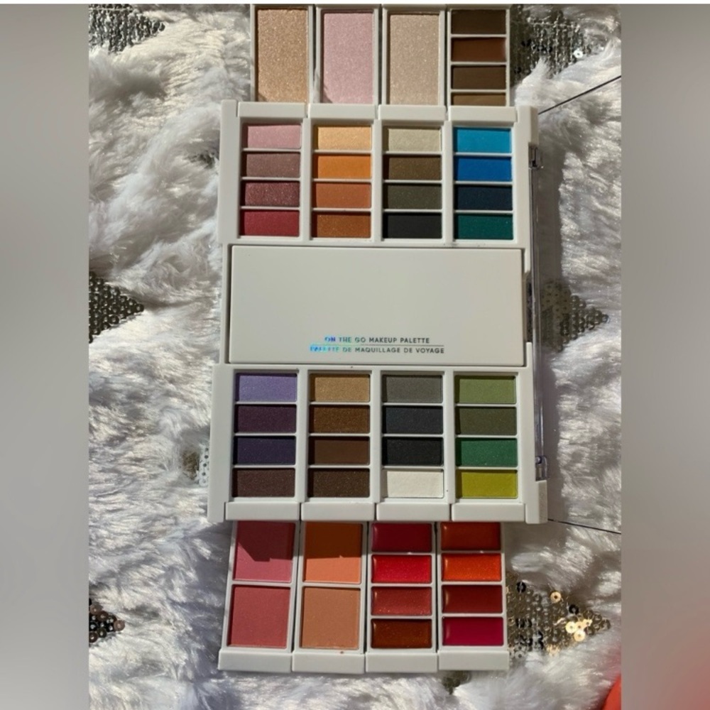 .	Two Palettes in One! Claire’s Travel Makeup Kit – Eyes, Lips, Cheeks